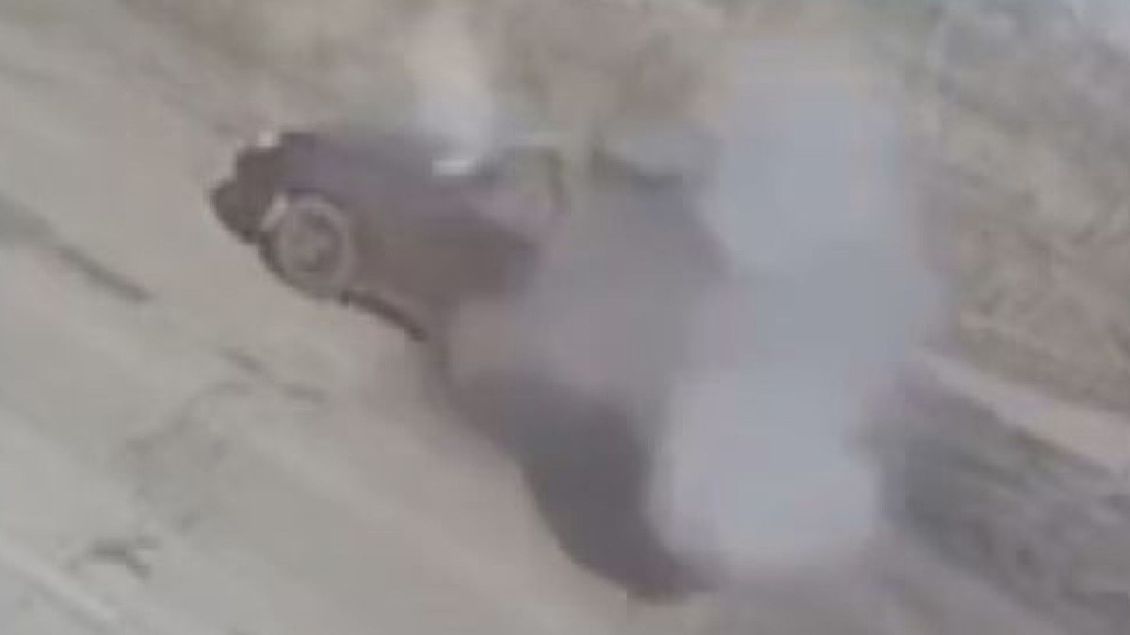 VIDEO: Děsivé záběry z Ukrajiny. Ruský obrněnec rozstřílel auto se seniory